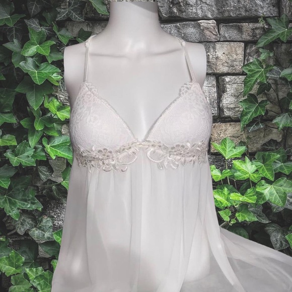 Baby doll lingerie night gown🦢🤍 with thong - Picture 1 of 4